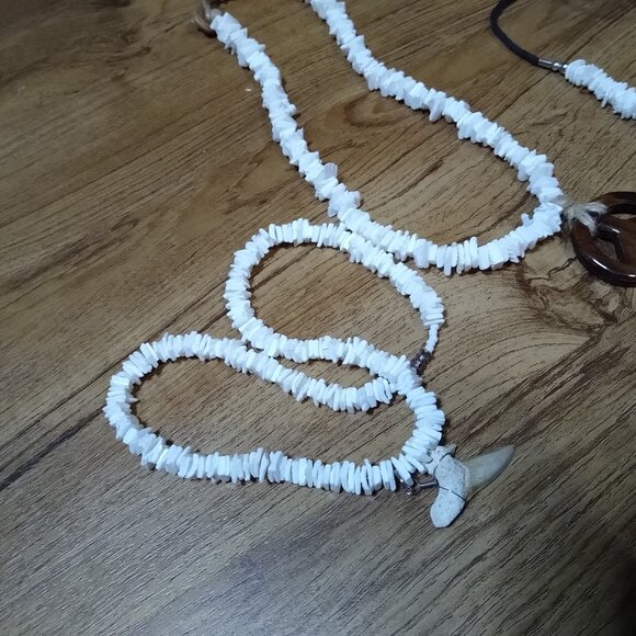 Lot Of 3 Very Cool Shell Necklaces With Pendants - Picture 6 of 8